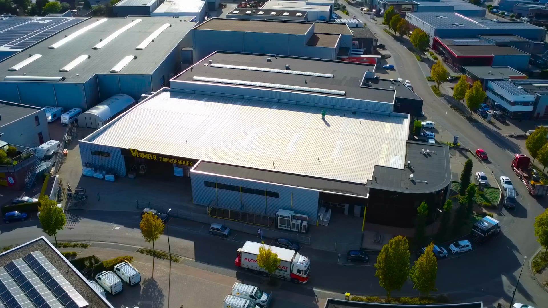 Luchtfoto van de timmerfabriek van Vermeer op het bedrijventerrein in Renswoude