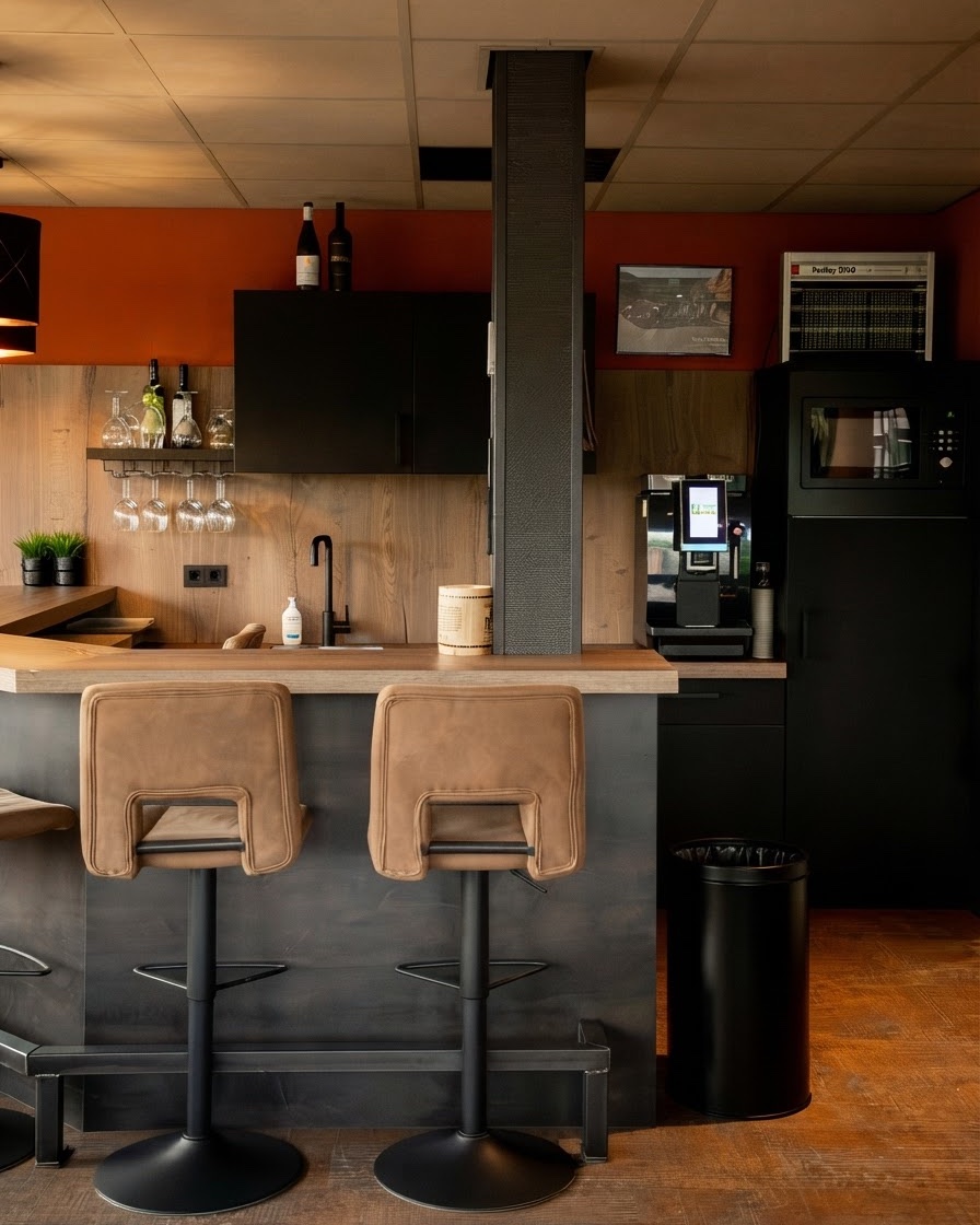 De bar in de kantine, met de koffiemachine