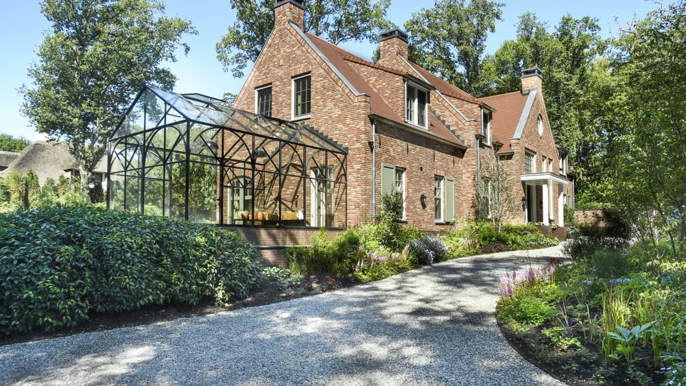 Woning in cottagestijl met een glazen serre