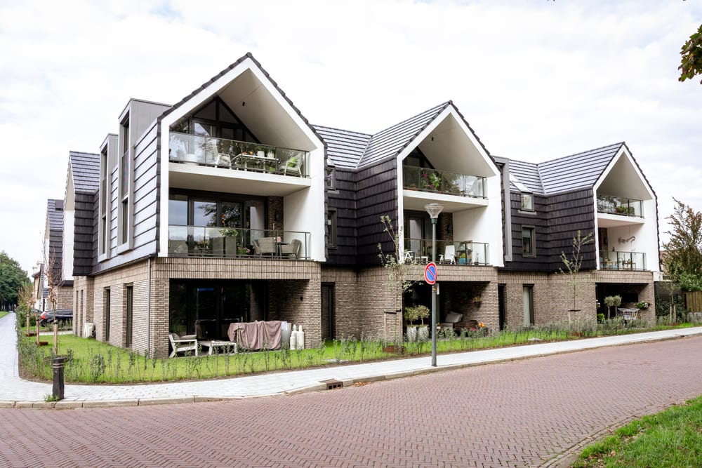 Dezelfde appartementen, de hoek met de balkons