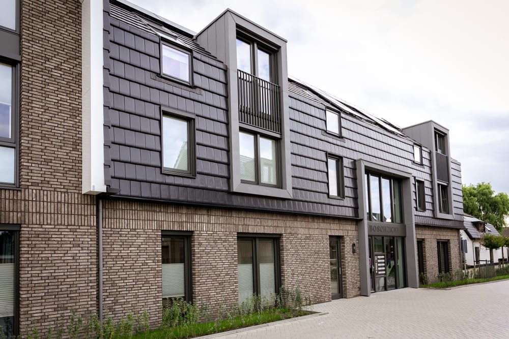Appartementen met donkere leien gevels en balkons