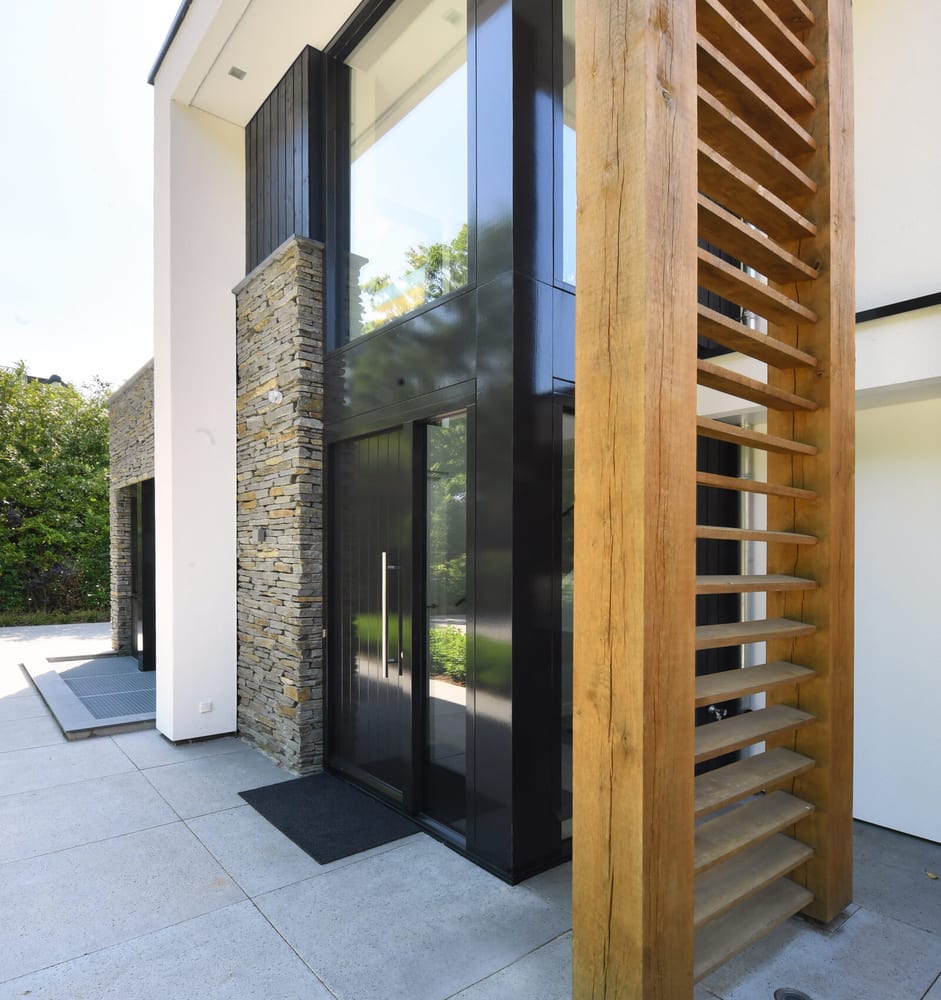Entree van een villa, glas naast een houten lamellenscherm