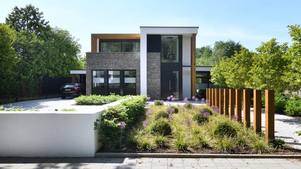 Moderne villa met grote glaspartijen