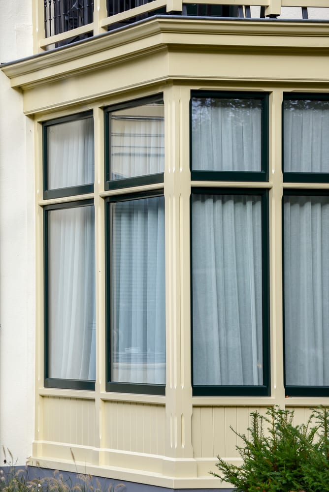 Erker met roedeverdeling, in de kleur van de gevel