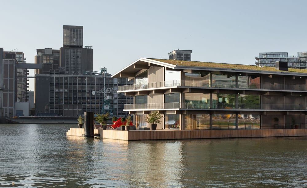 Drijvend kantoorgebouw op het water