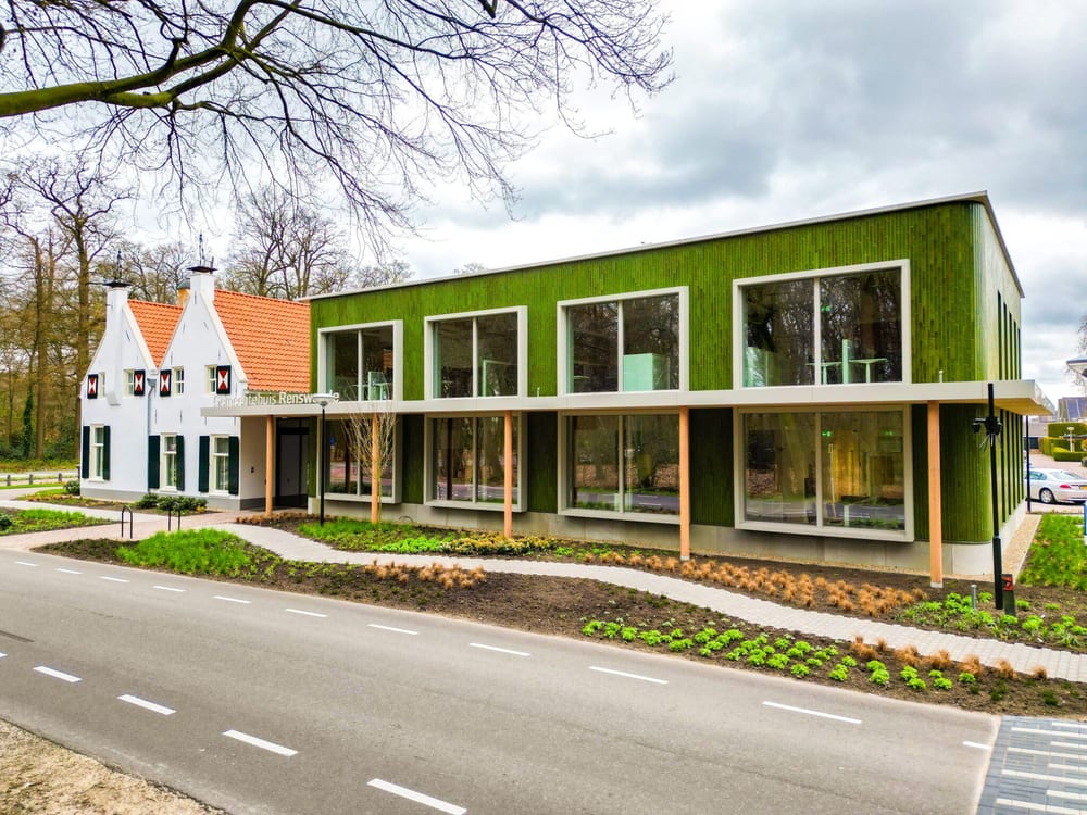Gemeentehuis, oud en nieuw naast elkaar