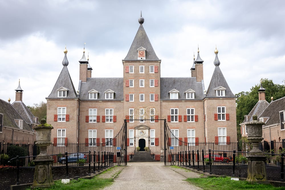 Kasteel met de ramen en luiken in de oorspronkelijke stijl