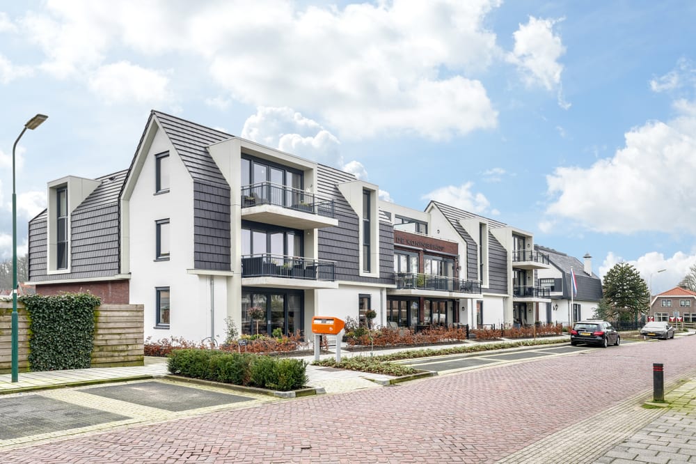 Rij nieuwe woningen met witte en grijze gevels