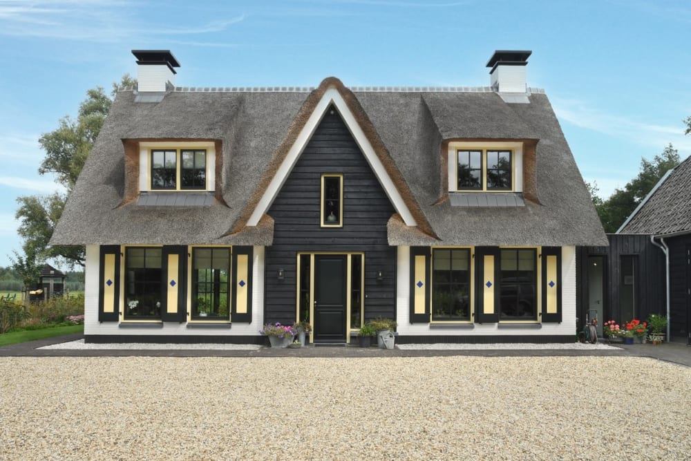 Woning met rieten kap en zwarte houten gevel