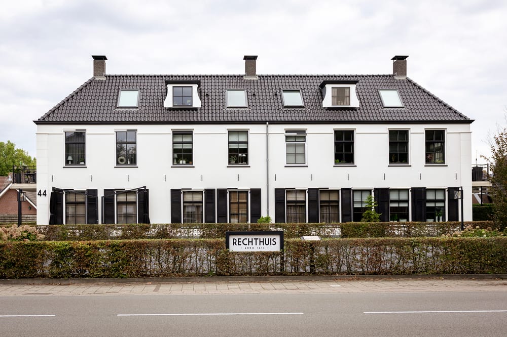 Het Rechthuis, wit gepleisterd met zwarte luiken