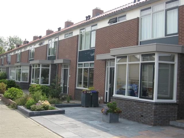 Rijwoningen met nieuwe erkers en kozijnen