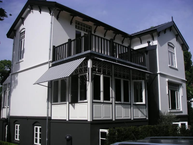Villa met veranda en balkon, in de oorspronkelijke stijl teruggebracht