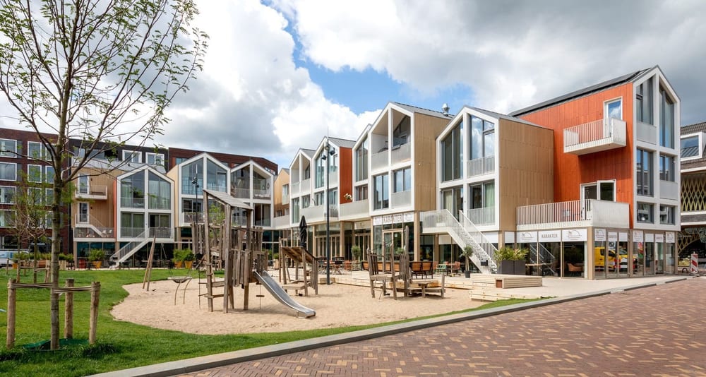 Kleurrijke woningen rond een speelplein