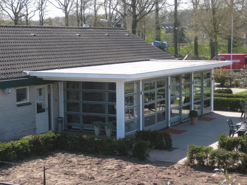 Tuinkamer met een glaswand rondom