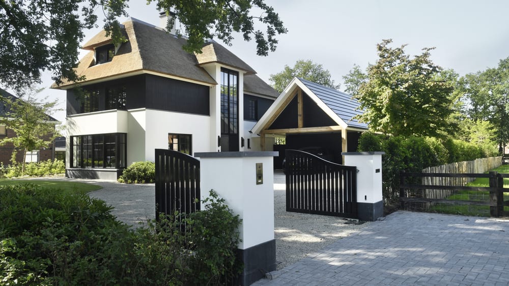 Villa met bijgebouw en carport