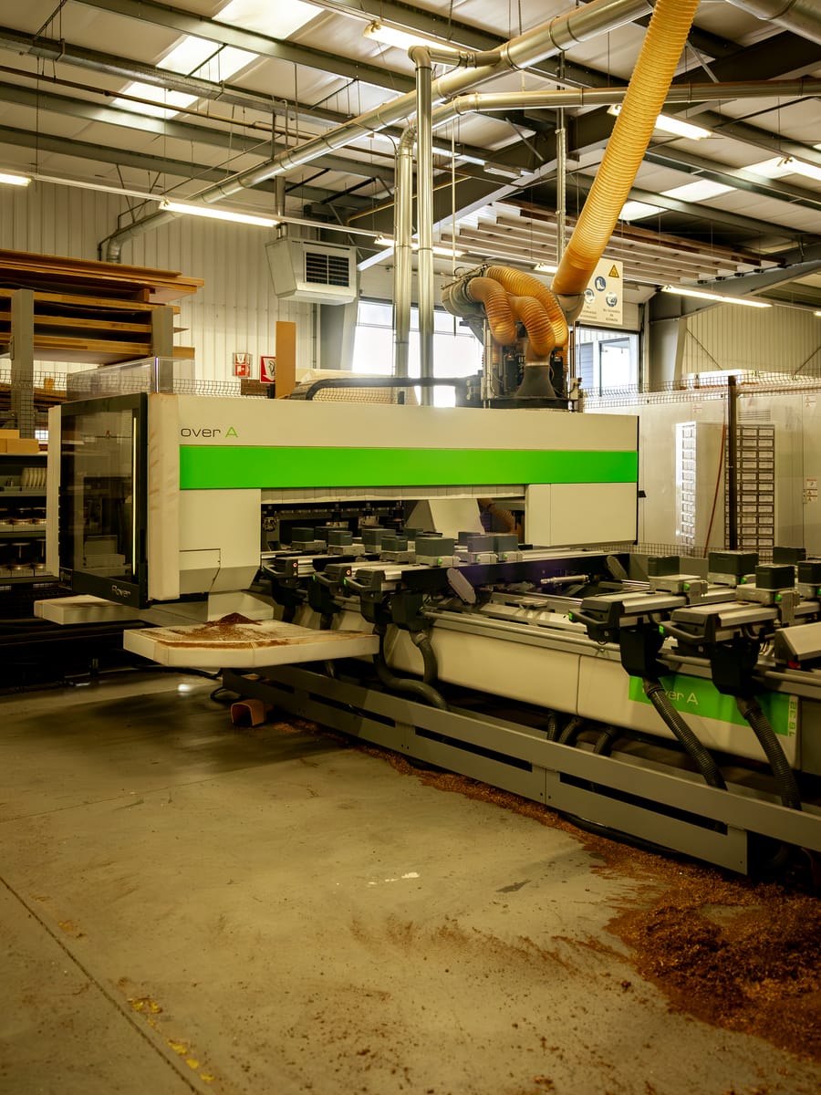 De bovenfreesmachine met groene kap in de hal