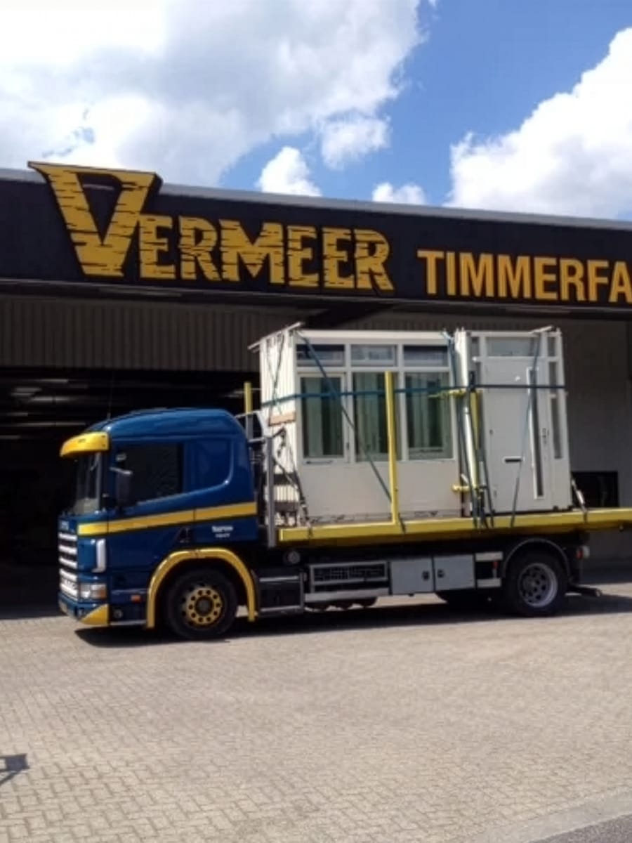 Vrachtwagen met kozijnen voor de timmerfabriek in Renswoude
