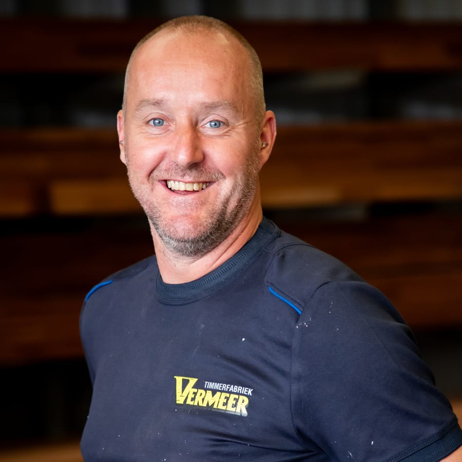 Cornel, lachend in de fabriekshal