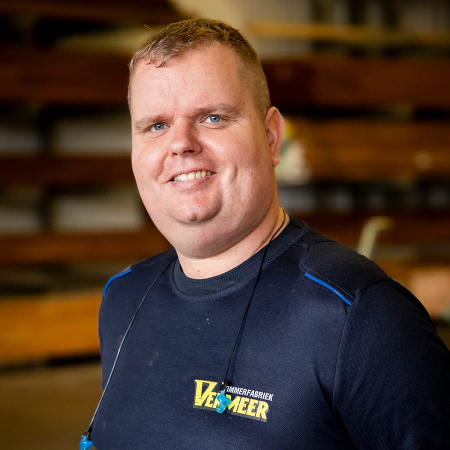 Davy, lachend in de fabriekshal