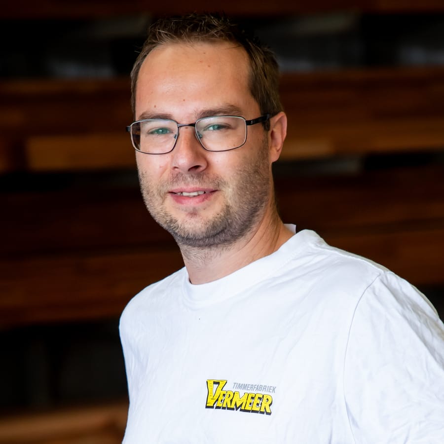 Hans met bril, in een wit Vermeer-shirt