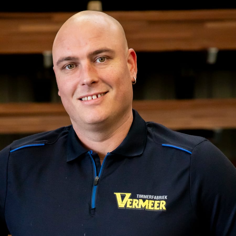 Vincent, met de handen in de zij in de fabriekshal